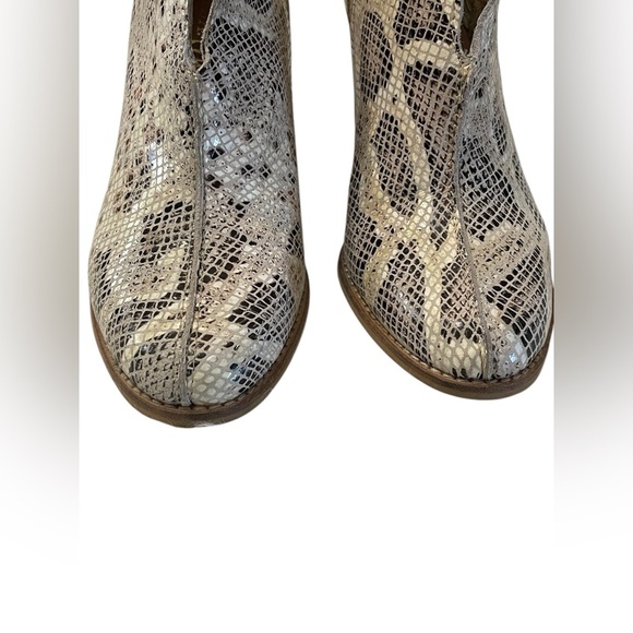 Diba True Look Down Genuine Leather Snake Print Slip On Block Heel Boots Sz 7.5 - Picture 6 of 13